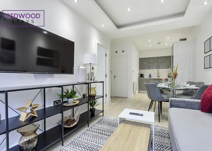 1 Bed 1 Bath Town Center Apartments For Corporates & Contractors, Wifi, Netflix And Parking On Selected Units By Redwood Stays