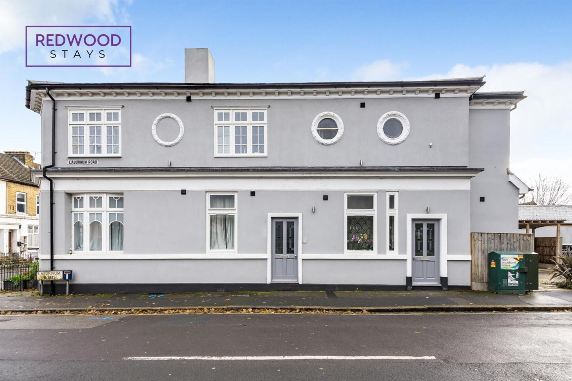 Redwood Stays: Corporate Town Center With Free Parking * Aldershot