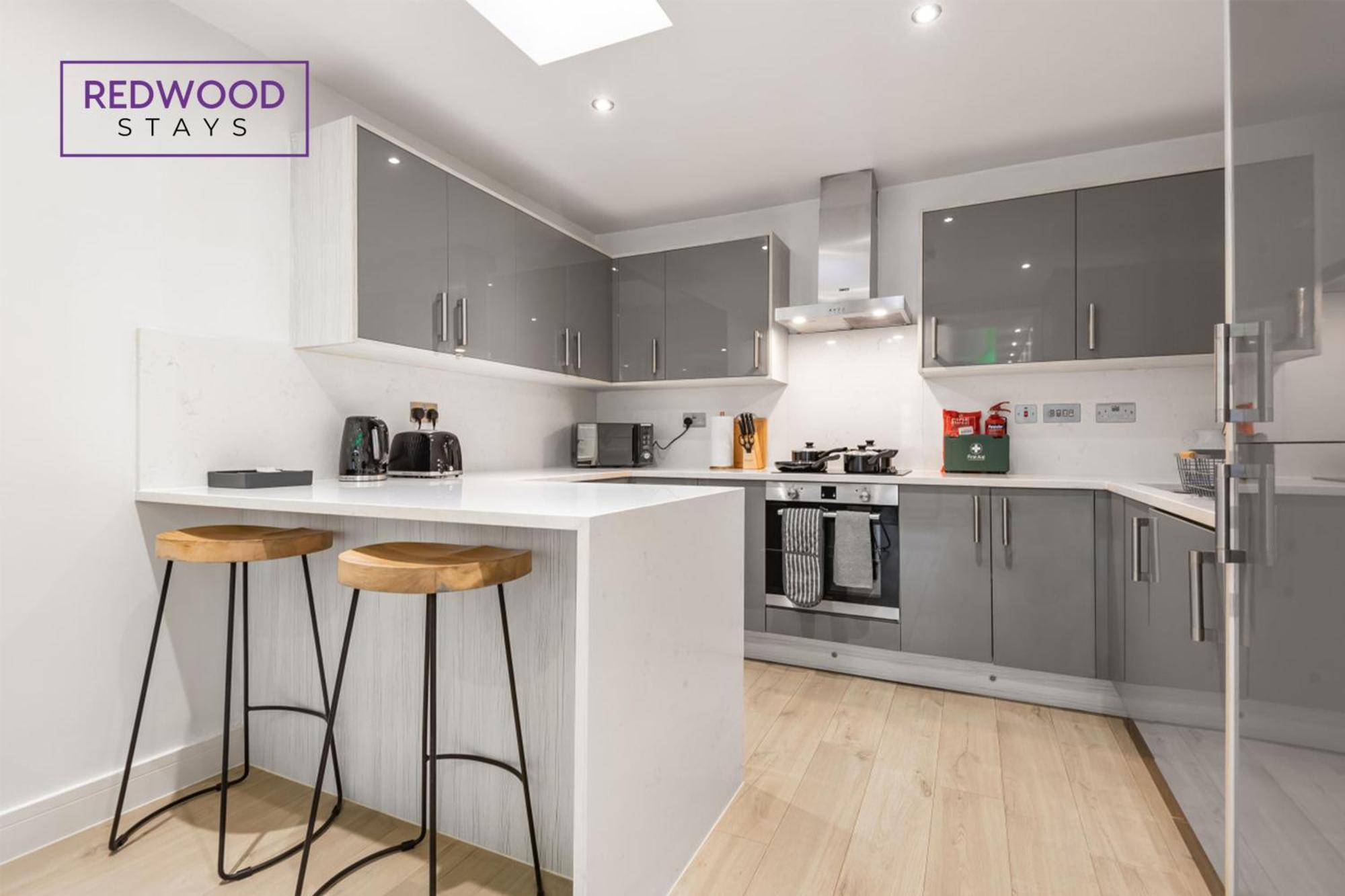 Apartment Redwood Stays: Corporate Town Center With Free Parking
