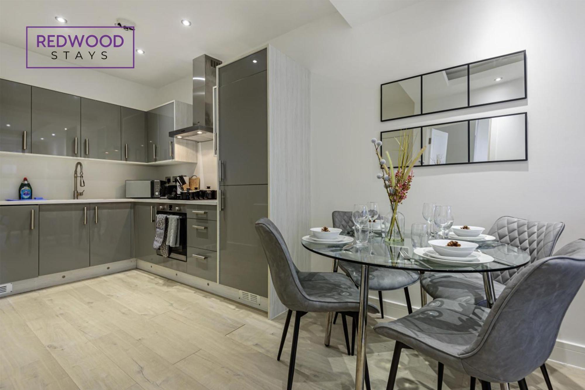 Redwood Stays: Corporate Town Center With Free Parking Apartment *